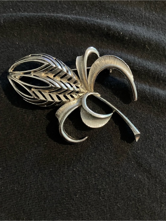 Torino Jewelry - Elegant Silver-Tone Leaf & Fleur Brooch - Classic Women's Accessory